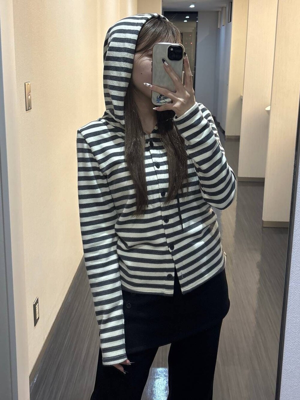 ホワイト系のカーディガン/ボレロ、ブラック系のその他パンツを着用したレディースの春コーディネートの2枚目の写真