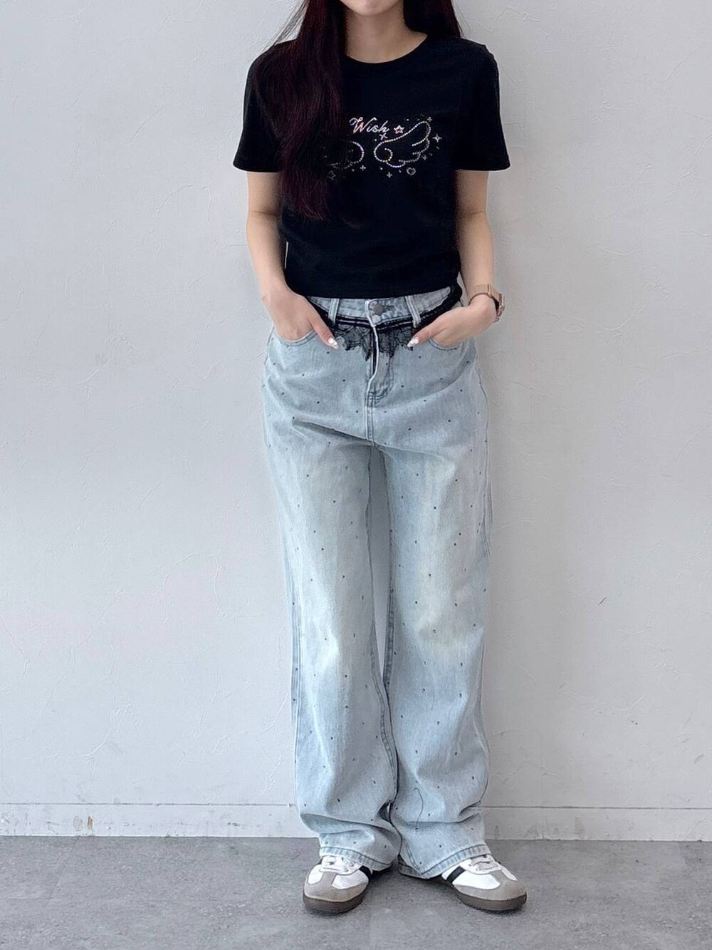 ブラック系のTシャツ/カットソー、ブルー系のデニムパンツを着用したレディースの春コーディネートの2枚目の写真