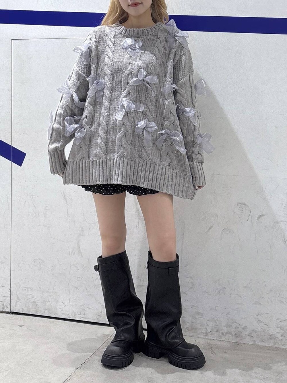 その他のその他パンツ、ブラック系のブーツ、グレー系のニット/セーターを着用したレディースの秋コーディネートの2枚目の写真