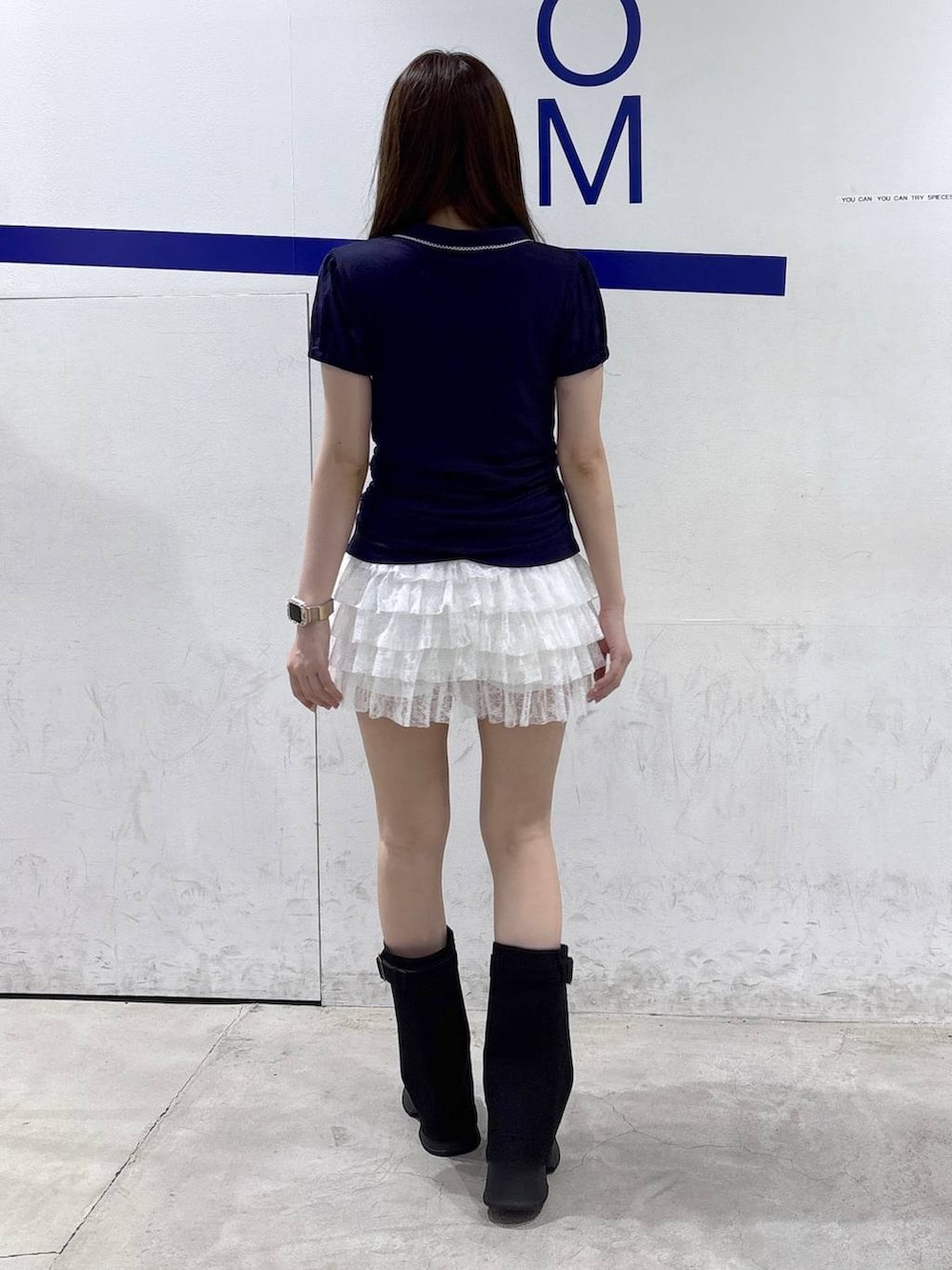 ホワイト系のその他パンツ、ブラック系のサンダル、ブルー系のTシャツ/カットソーを着用したレディースの夏コーディネートの4枚目の写真