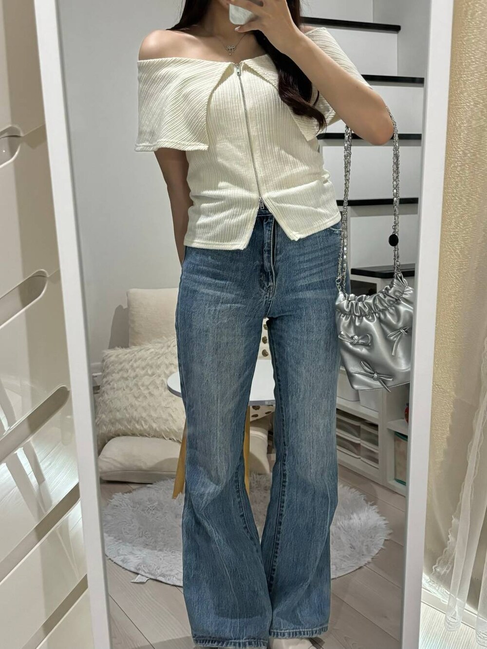 ホワイト系のTシャツ/カットソーを着用したレディースの夏コーディネートの2枚目の写真