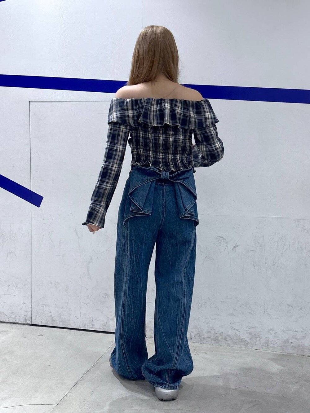 ブルー系のデニムパンツ、ブルー系のシャツ/ブラウスを着用したレディースの夏コーディネートの4枚目の写真