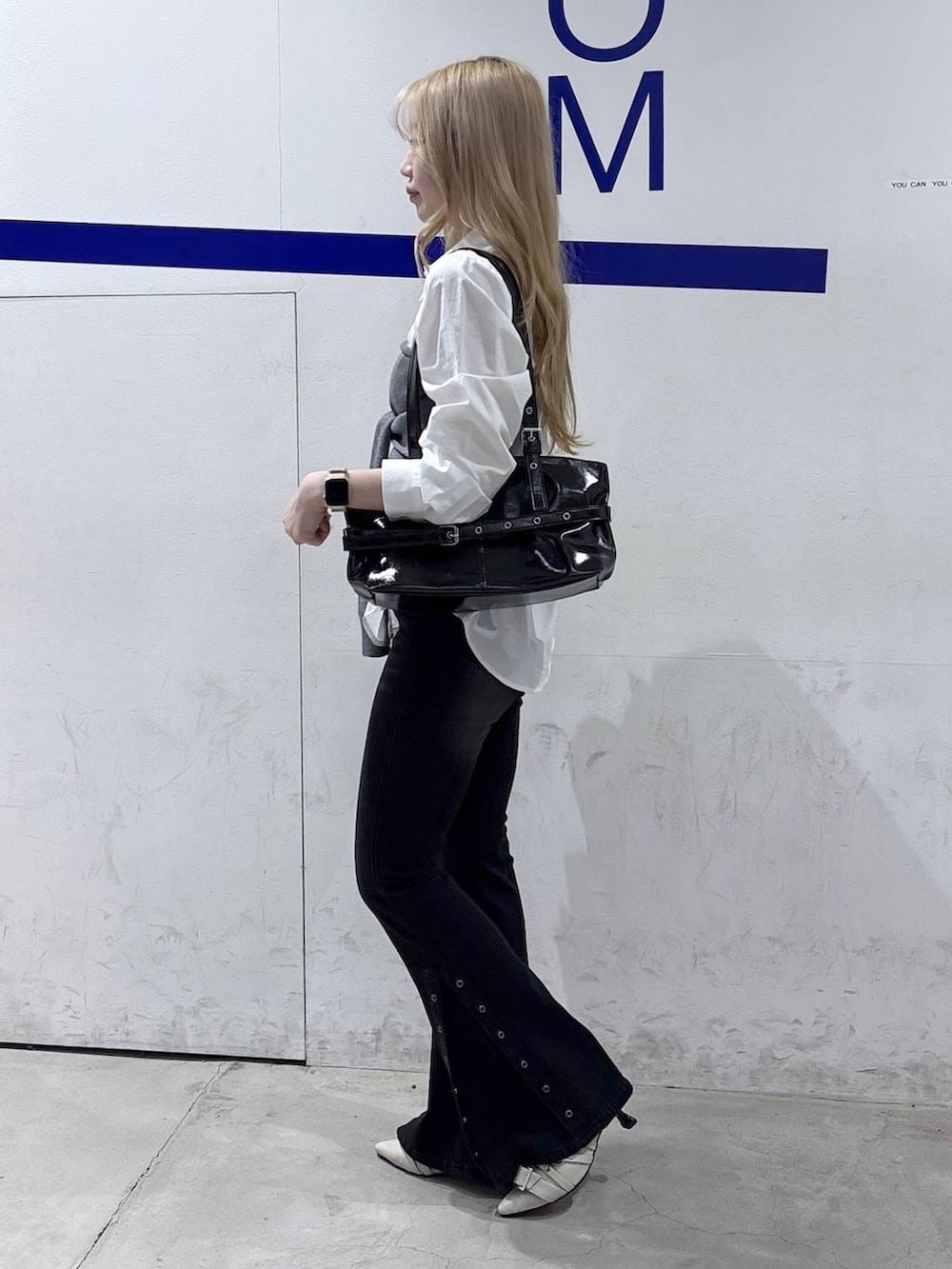 ホワイト系のパンプス、ブラック系のデニムパンツ、ホワイト系のシャツ/ブラウスを着用したレディースの冬コーディネートの3枚目の写真