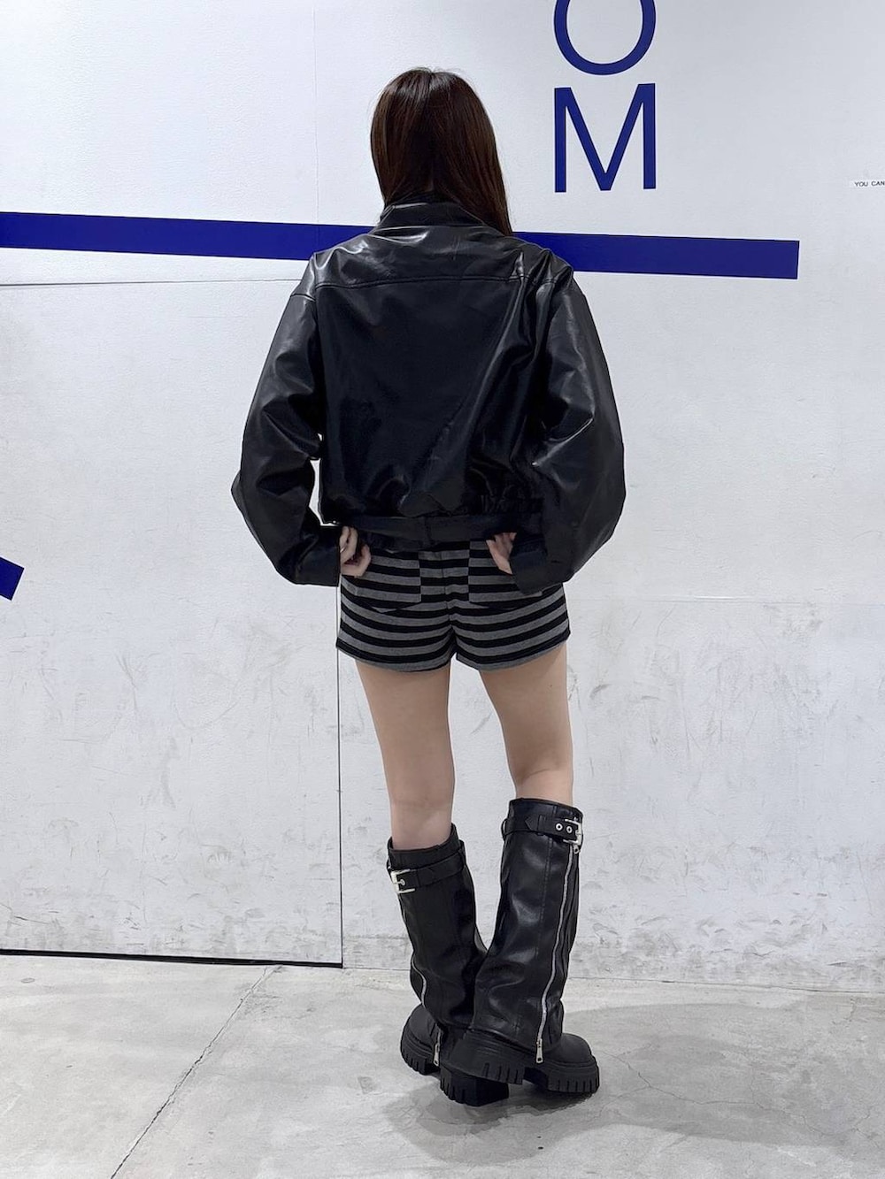 グレー系のその他パンツ、ブラウン系のブーツ、ブラック系のブルゾンを着用したレディースの秋コーディネートの4枚目の写真