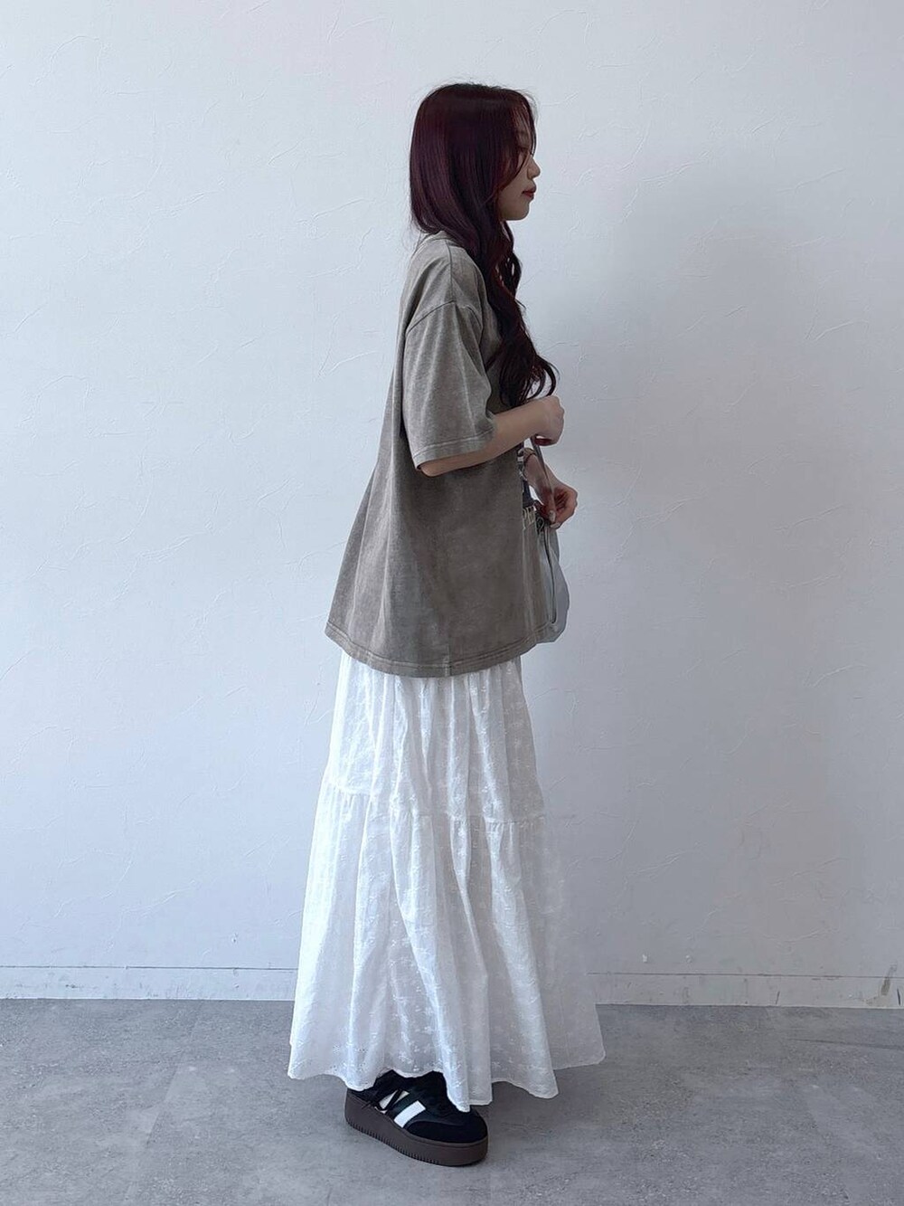 ホワイト系のスカート、シルバー系のショルダーバッグ、ベージュ系のTシャツ/カットソーを着用したレディースの春コーディネートの4枚目の写真