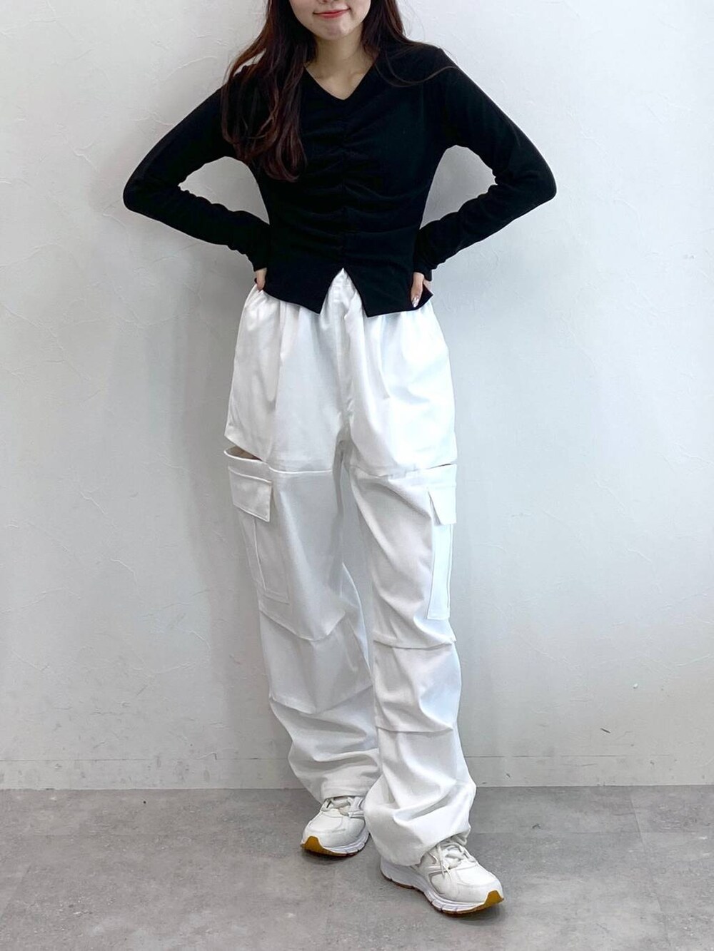 ホワイト系のカーゴパンツ、ブラック系のTシャツ/カットソーを着用したレディースの春コーディネートの2枚目の写真