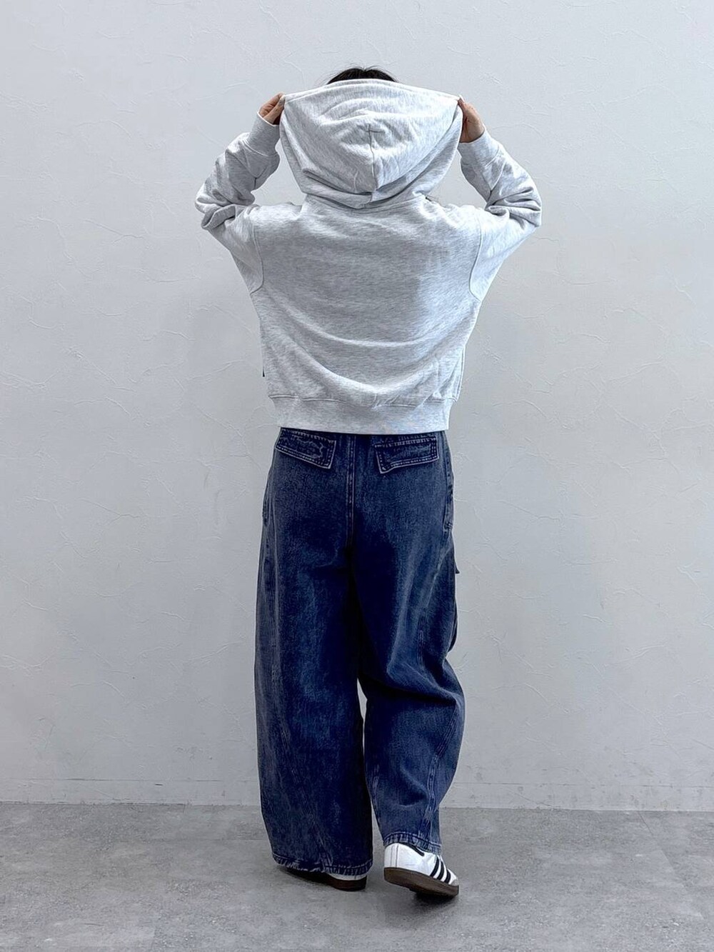 パープル系のカーゴパンツ、グレー系のパーカーを着用したレディースの春コーディネートの5枚目の写真