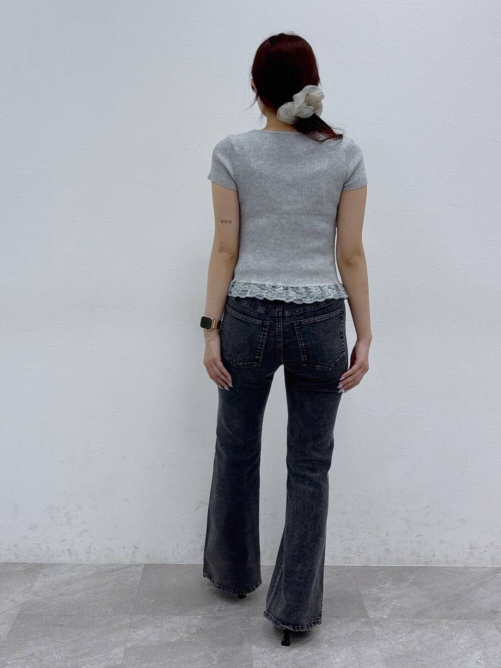 ブラック系のサンダル、グレー系のニット/セーター、ブラック系のデニムパンツを着用したレディースの夏コーディネートの4枚目の写真