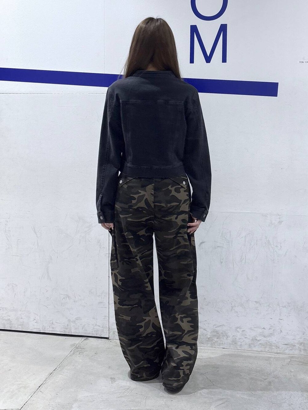 その他のパンプス、ブラック系のデニムジャケットを着用したレディースの春コーディネートの4枚目の写真