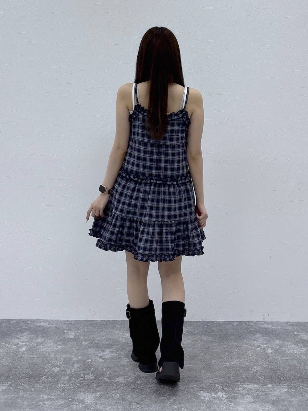 ブルー系のワンピース、ブラック系のサンダルを着用したレディースの夏コーディネートの4枚目の写真
