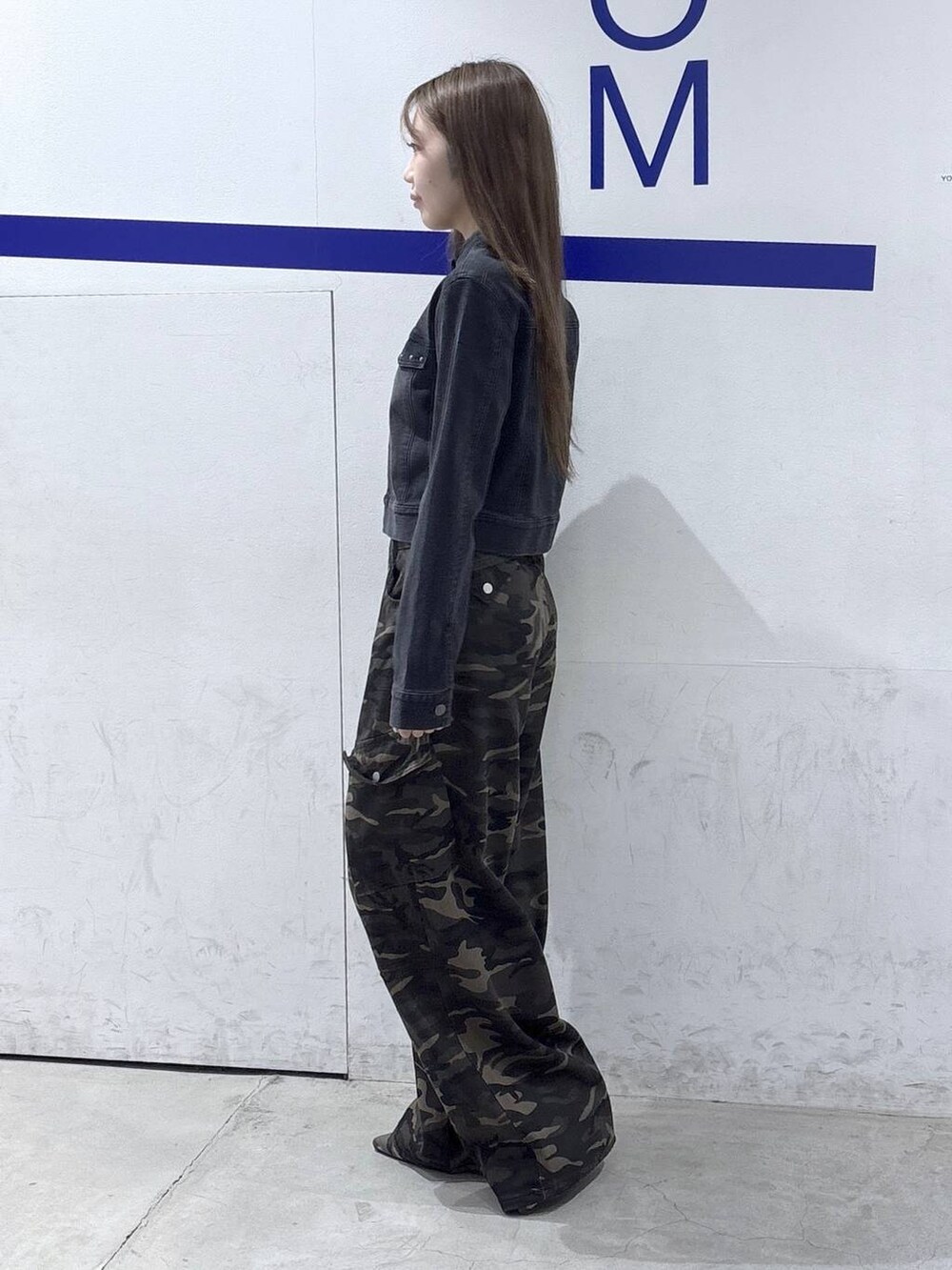 その他のパンプス、ブラック系のデニムジャケットを着用したレディースの春コーディネートの3枚目の写真