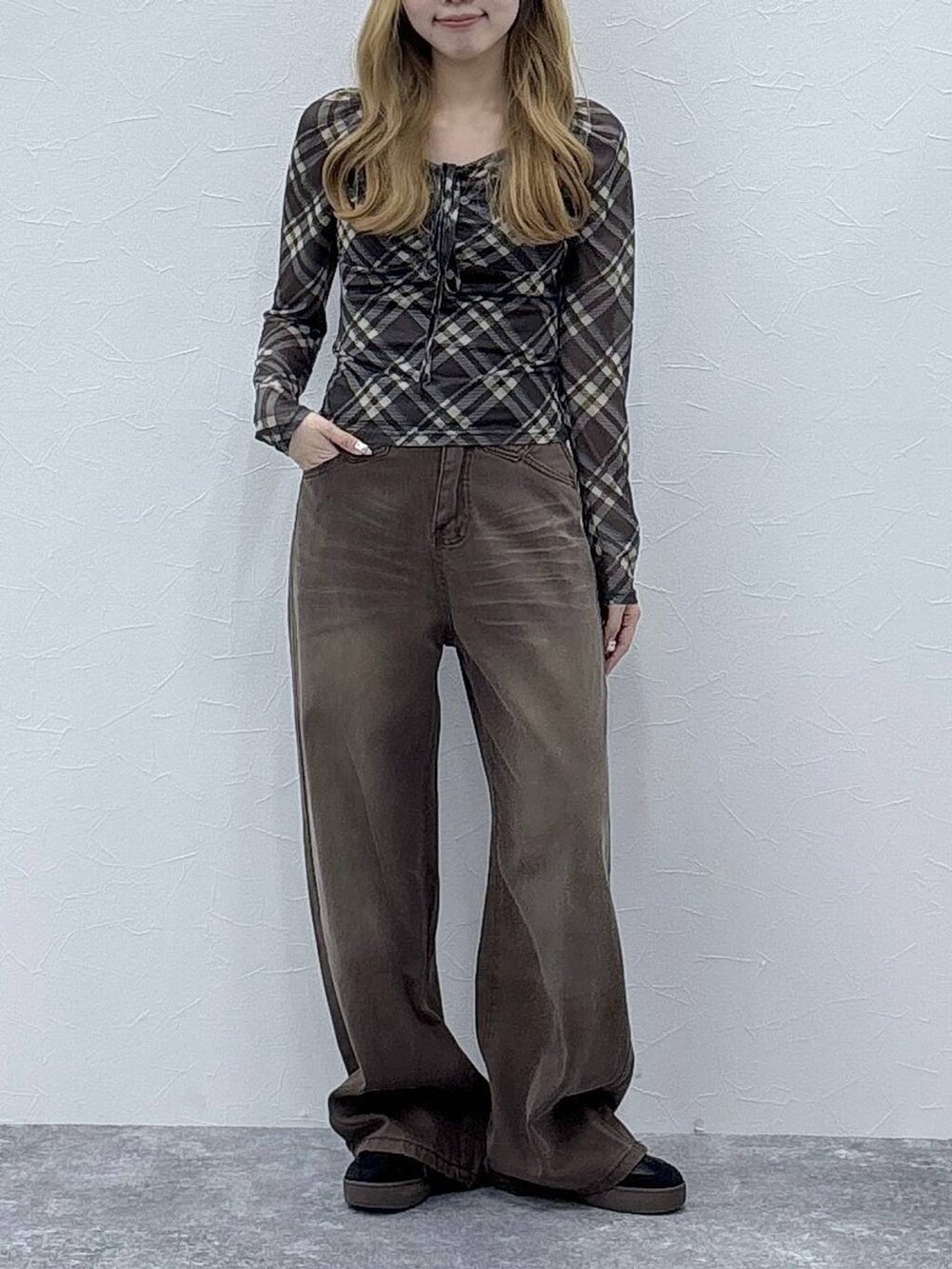 ブラウン系のデニムパンツ、ブラウン系のTシャツ/カットソーを着用したレディースの秋コーディネートの2枚目の写真