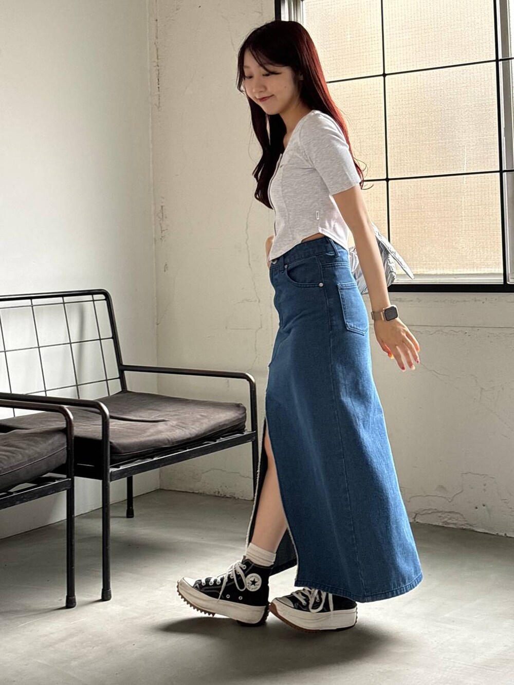 ブルー系のスカート、その他のショルダーバッグ、グレー系のカーディガン/ボレロを着用したレディースの夏コーディネートの3枚目の写真