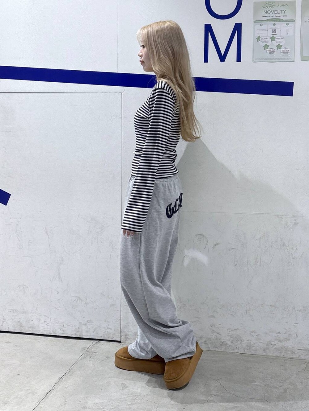 グレー系のスウェットパンツ、ホワイト系のTシャツ/カットソーを着用したレディースの冬コーディネートの3枚目の写真