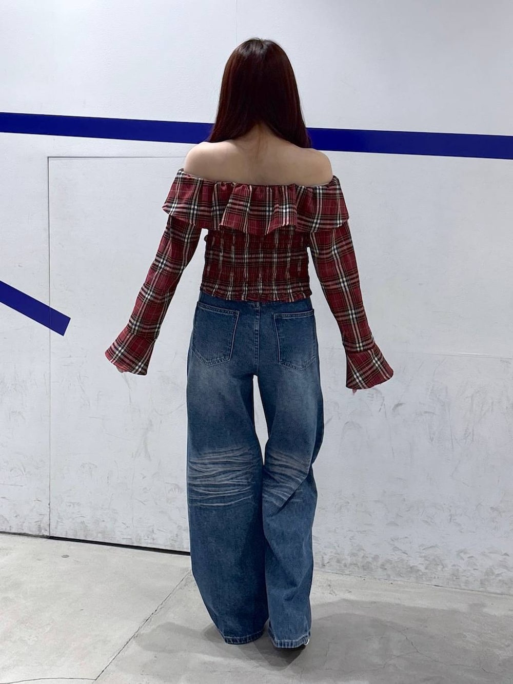 ブルー系のデニムパンツ、レッド系のシャツ/ブラウスを着用したレディースの夏コーディネートの4枚目の写真