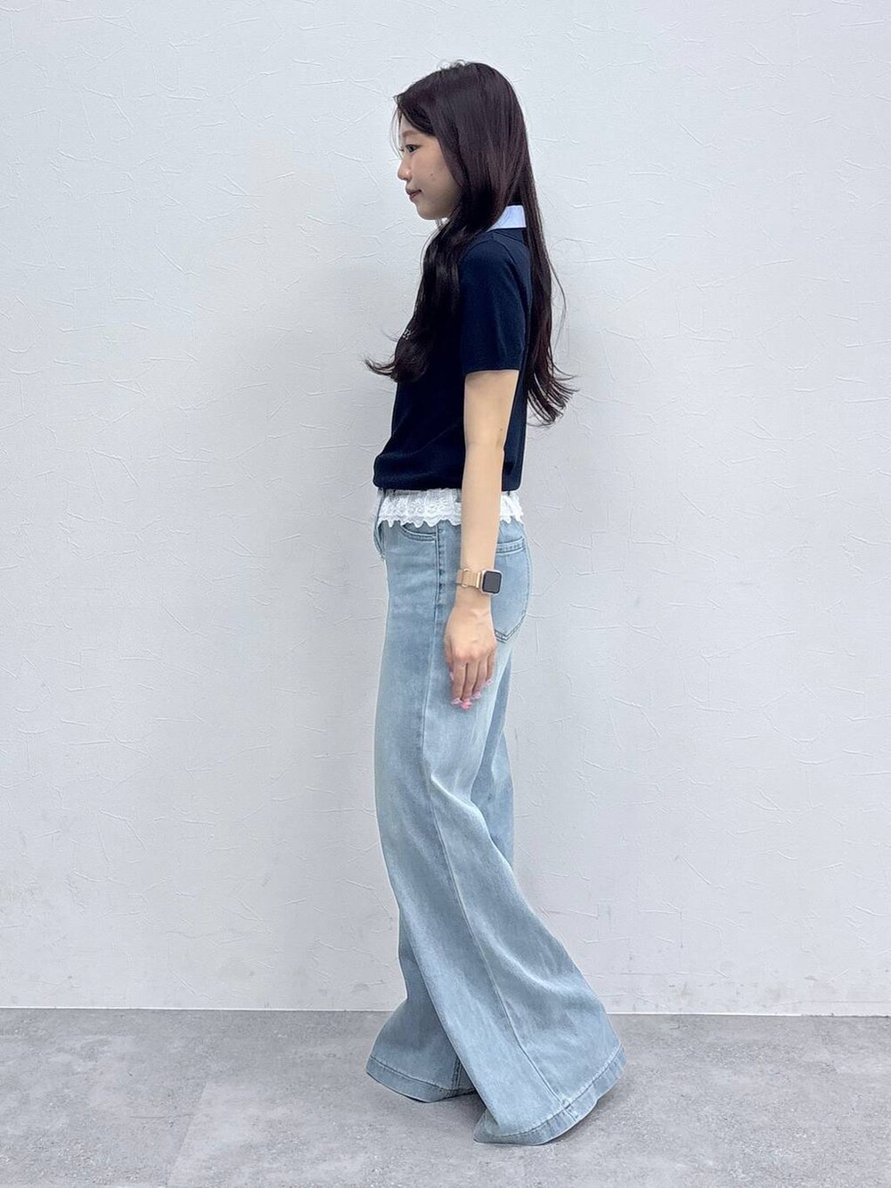 ブルー系のTシャツ/カットソー、ブルー系のデニムパンツを着用したレディースの春コーディネートの3枚目の写真