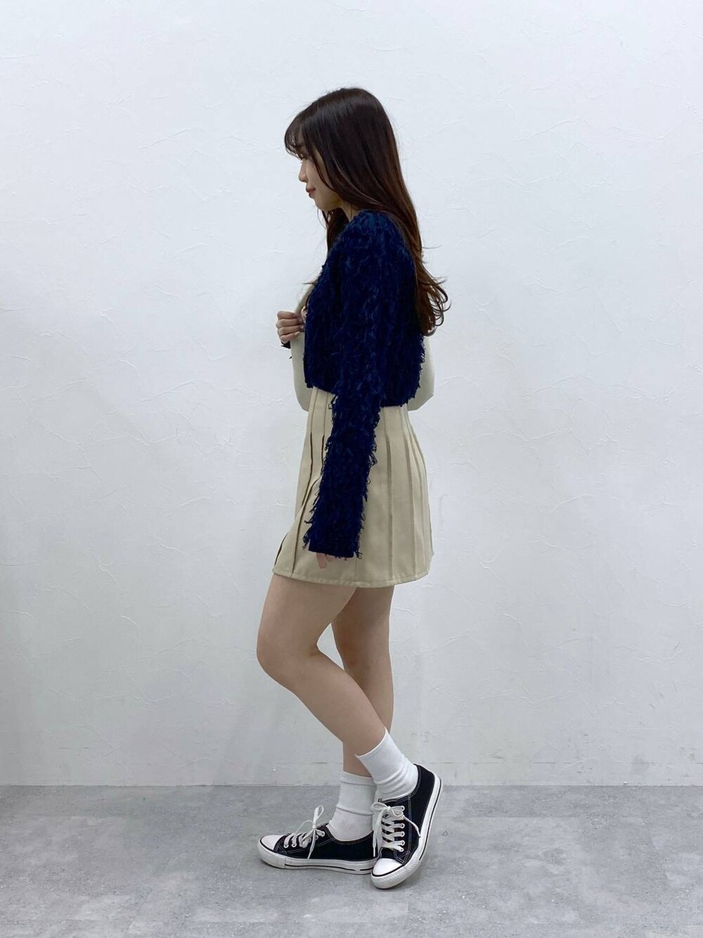 ベージュ系のスカート、ブルー系のカーディガン/ボレロを着用したレディースの春コーディネートの3枚目の写真