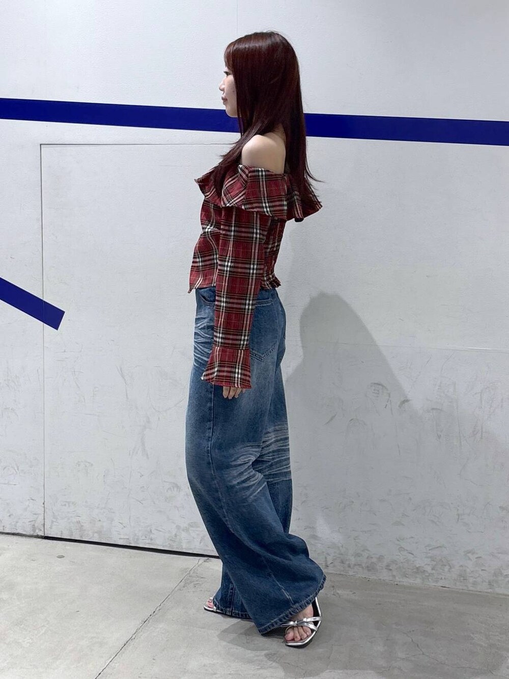 ブルー系のデニムパンツ、レッド系のシャツ/ブラウスを着用したレディースの夏コーディネートの3枚目の写真