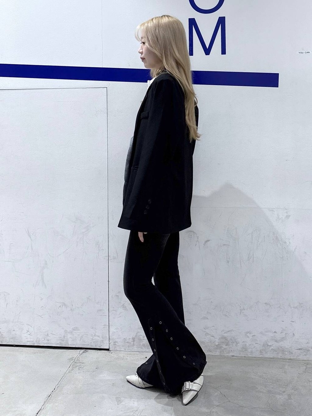 ホワイト系のパンプス、ブラック系のデニムパンツ、ホワイト系のシャツ/ブラウスを着用したレディースの冬コーディネートの3枚目の写真