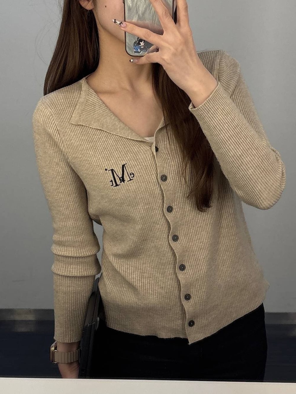 ブラウン系のカーディガン/ボレロを着用したレディースの春コーディネートの2枚目の写真