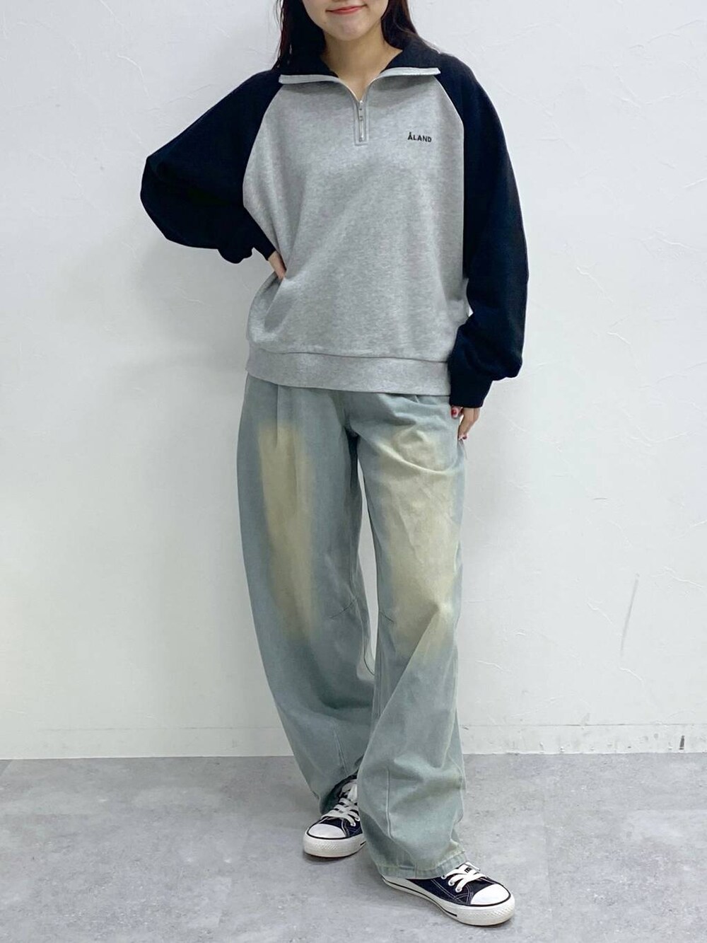 ブルー系のデニムパンツ、ブラック系のスウェットを着用したレディースの冬コーディネートの2枚目の写真