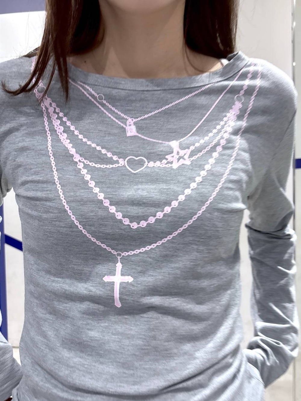 グレー系のその他パンツ、ブラック系のブーツ、グレー系のTシャツ/カットソーを着用したレディースの秋コーディネートの5枚目の写真