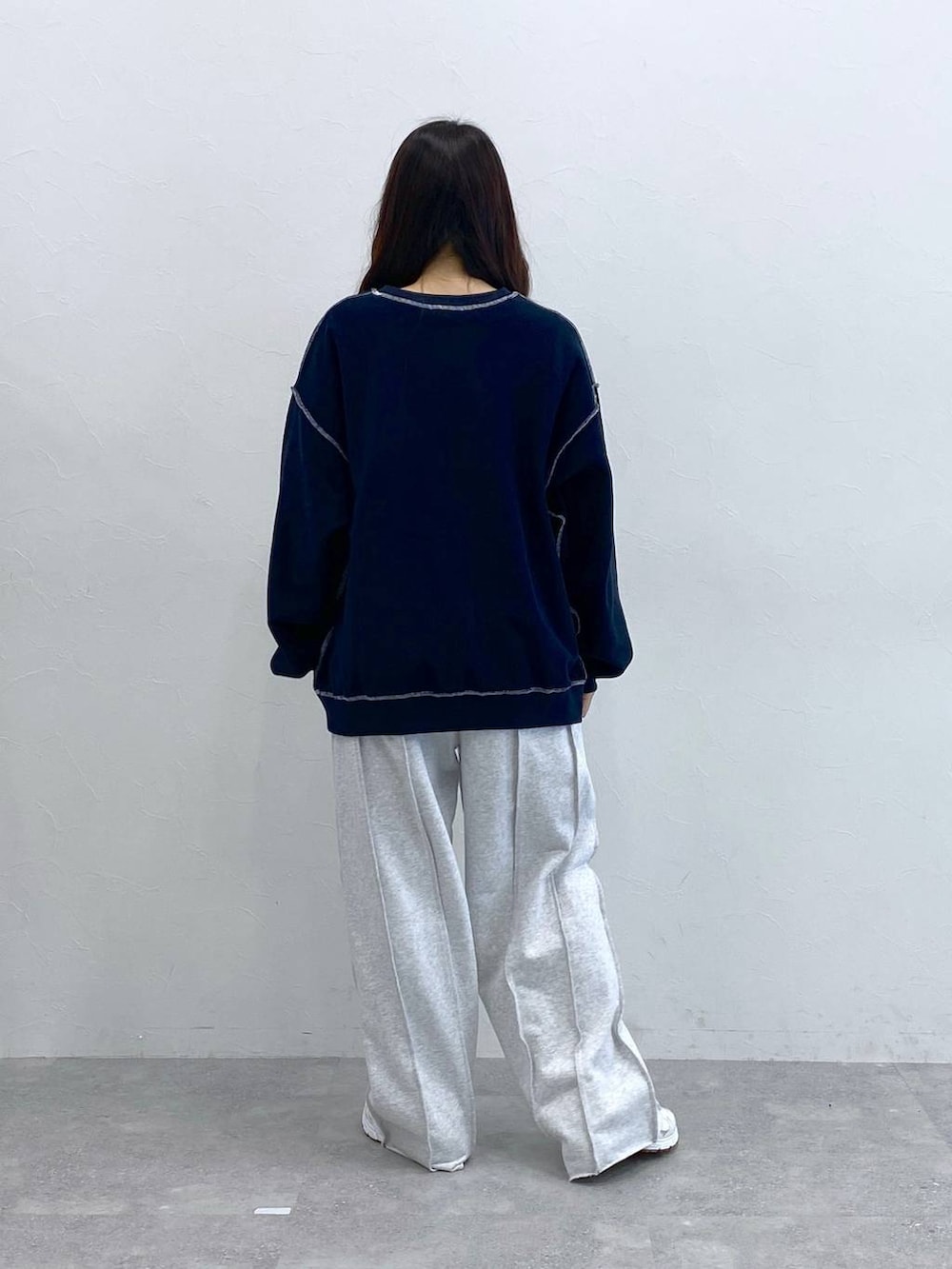 グレー系のスウェットパンツ、ブルー系のスウェットを着用したレディースの冬コーディネートの4枚目の写真