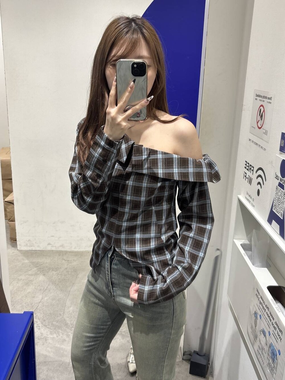 ブルー系のデニムパンツ、ホワイト系のパンプス、ブラウン系のシャツ/ブラウスを着用したレディースの春コーディネートの5枚目の写真