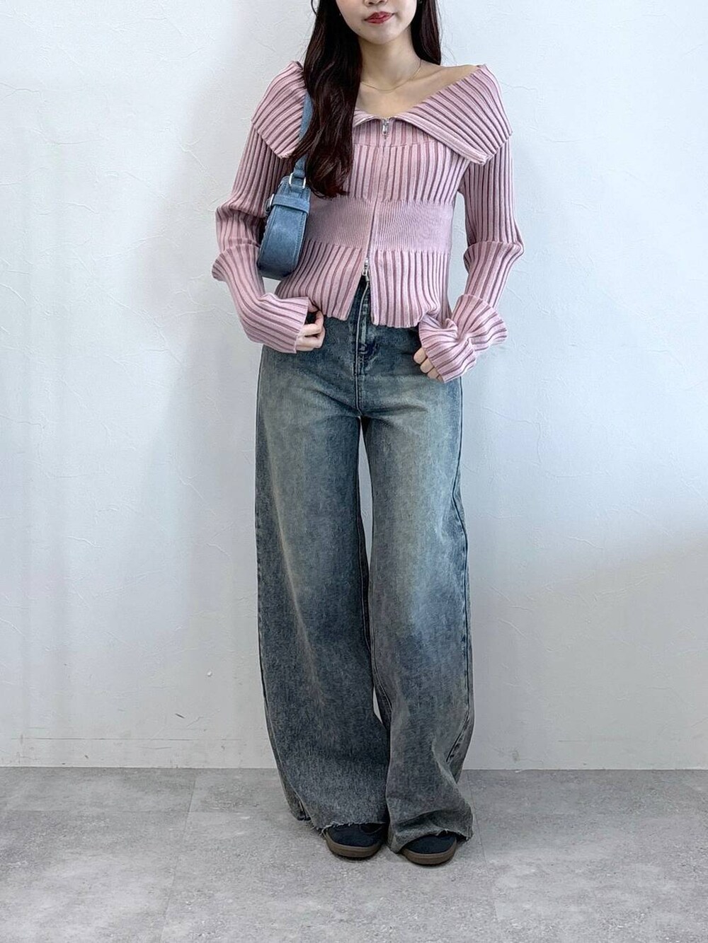 ブルー系のトートバッグ、その他のデニムパンツを着用したレディースの秋コーディネートの2枚目の写真