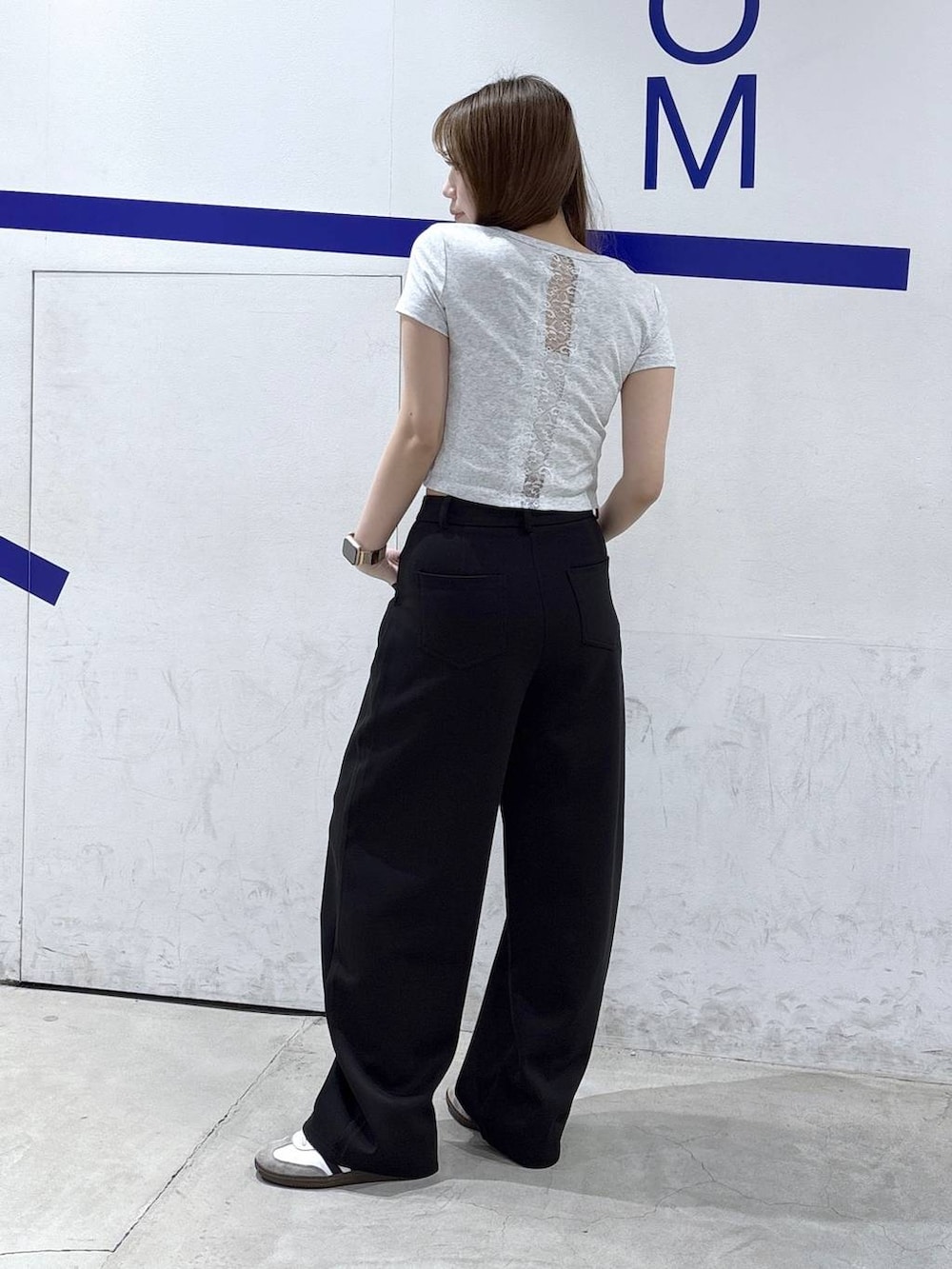 グレー系のTシャツ/カットソー、ブラック系のスウェットパンツを着用したレディースの春コーディネートの3枚目の写真