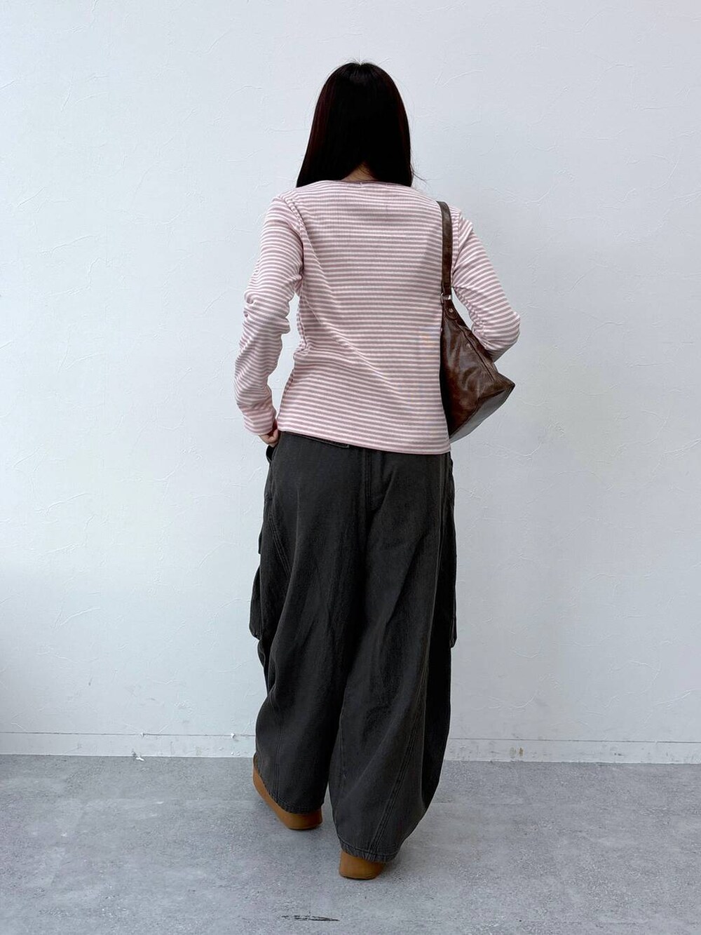 ブラウン系のハンドバッグを着用したレディースの春コーディネートの4枚目の写真