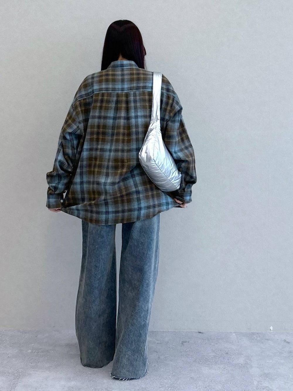 その他のショルダーバッグ、その他のデニムパンツ、ブルー系のシャツ/ブラウスを着用したレディースの冬コーディネートの4枚目の写真