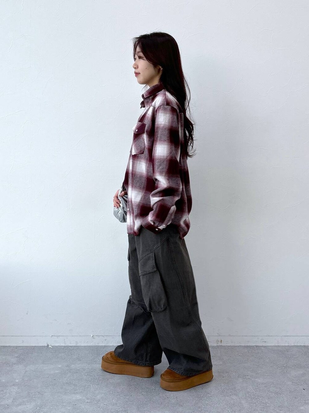 その他のショルダーバッグ、レッド系のシャツ/ブラウスを着用したレディースの冬コーディネートの3枚目の写真