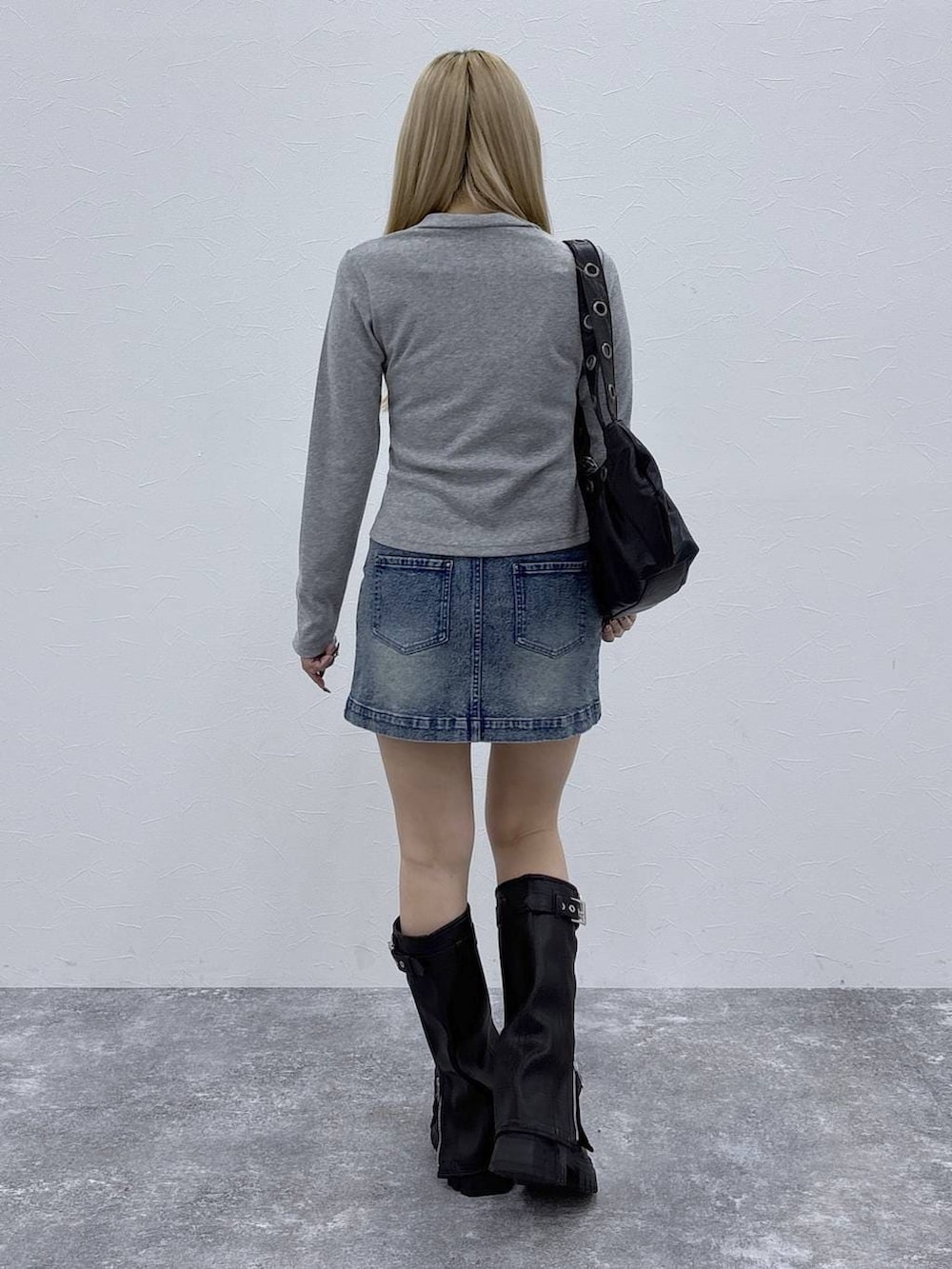 ブラック系のブーツ、グレー系のTシャツ/カットソー、ブラック系のショルダーバッグを着用したレディースの春コーディネートの4枚目の写真