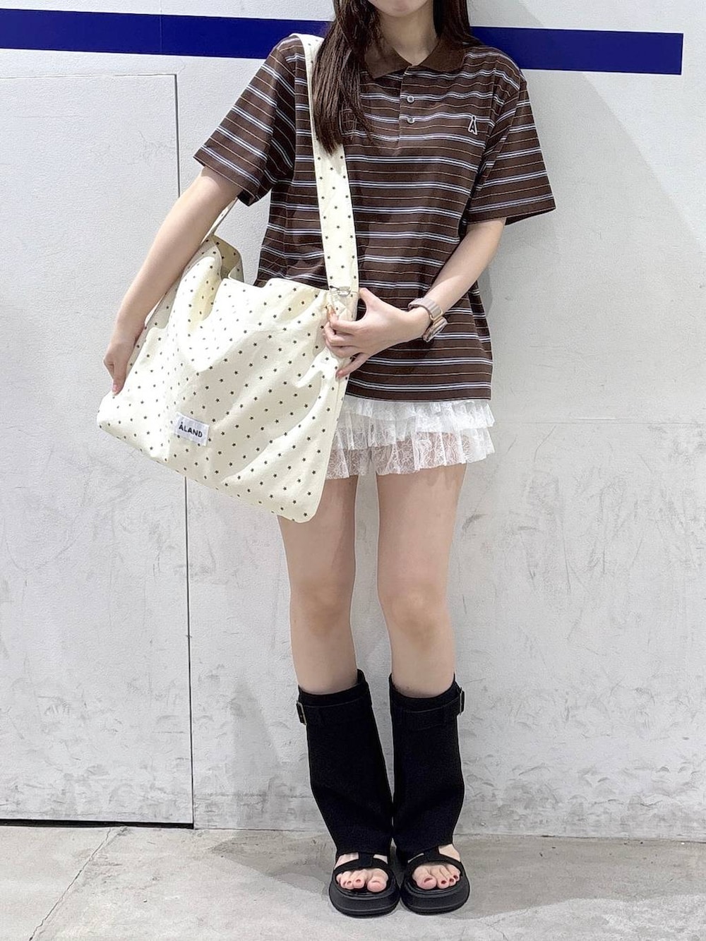 ホワイト系のその他パンツ、その他のトートバッグ、ブラック系のサンダルを着用したレディースの夏コーディネートの2枚目の写真
