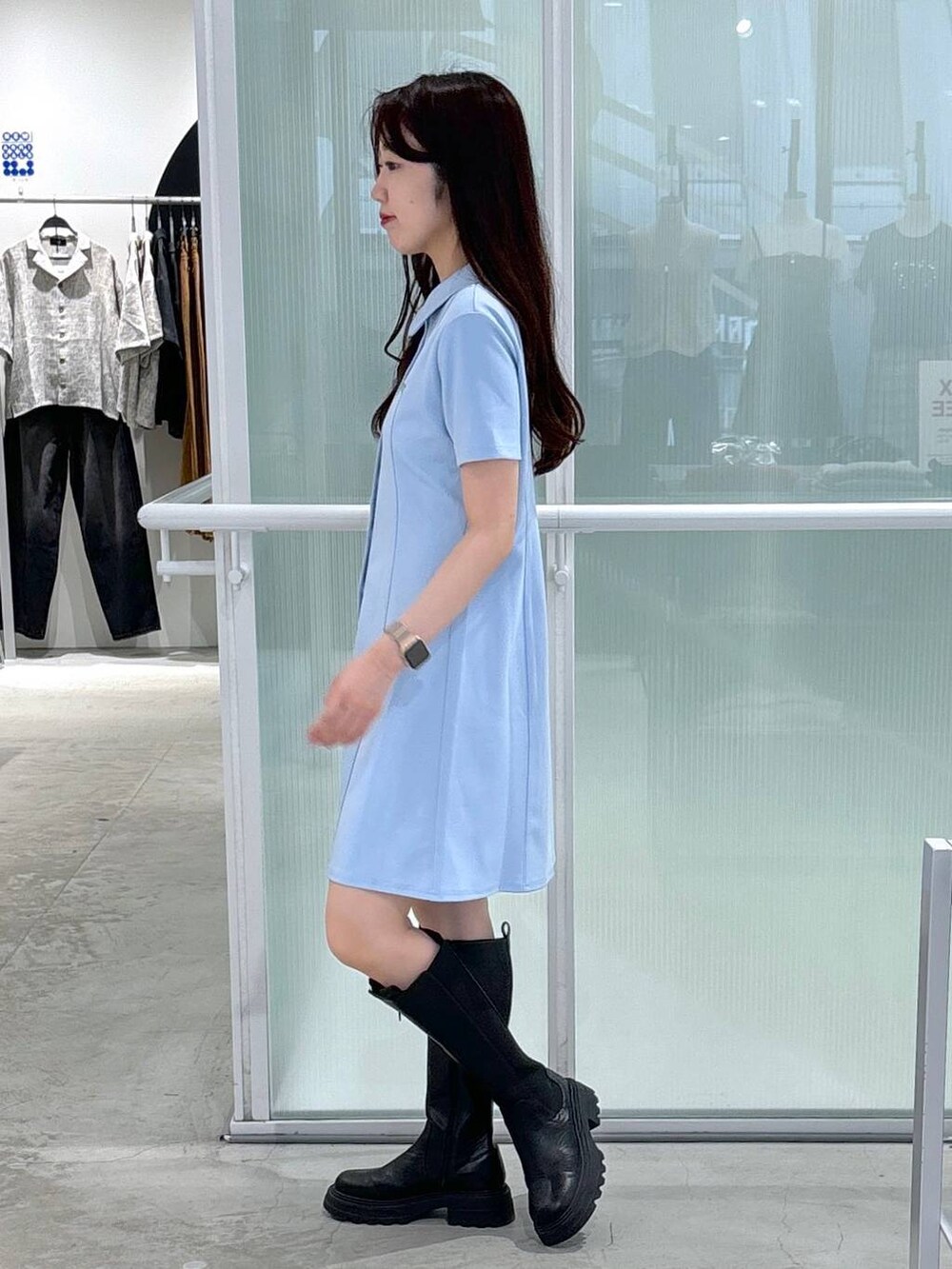 ブルー系のワンピース、ブラック系のブーツを着用したレディースの夏コーディネートの3枚目の写真