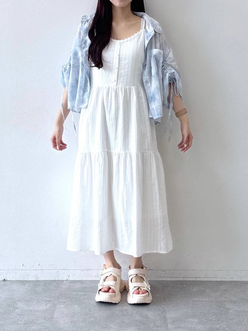 ブルー系のシャツ/ブラウス、ホワイト系のワンピース、その他のサンダルを着用したレディースの春コーディネートの2枚目の写真