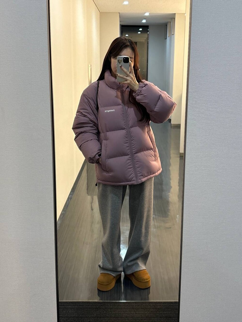 ブラウン系のその他パンツ、グレー系のスウェットパンツを着用したレディースの冬コーディネートの2枚目の写真