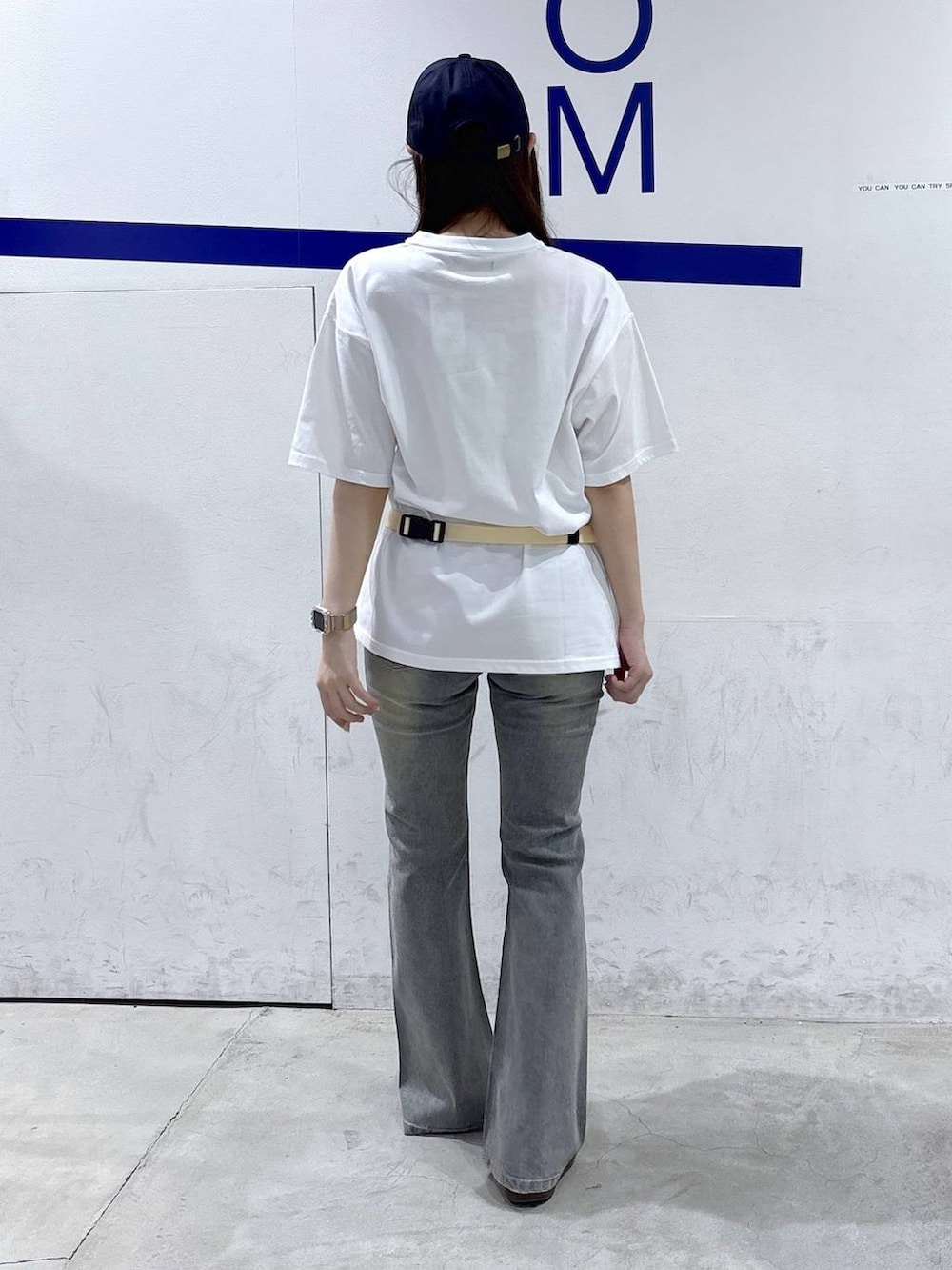 ベージュ系のボディバッグ/ウエストポーチ、ホワイト系のTシャツ/カットソー、ブルー系のデニムパンツを着用したレディースの夏コーディネートの4枚目の写真