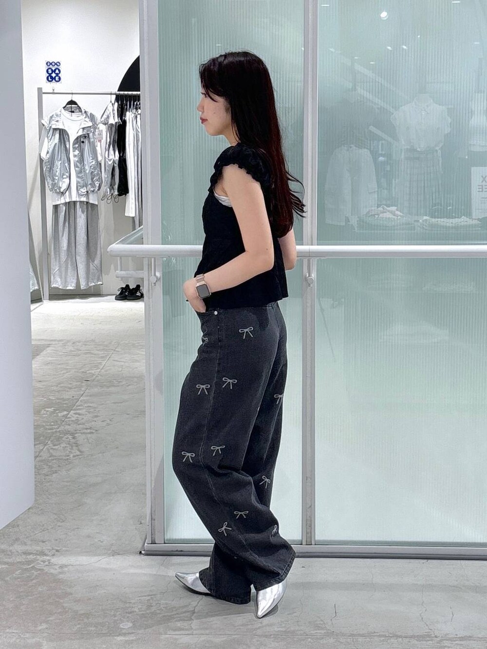 ブラック系のシャツ/ブラウス、ブラック系のデニムパンツを着用したレディースの夏コーディネートの3枚目の写真