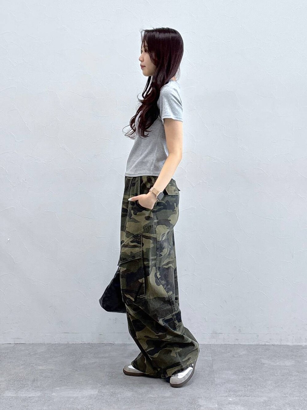 ブラック系のハンドバッグ、その他のカーゴパンツ、グレー系のTシャツ/カットソーを着用したレディースの春コーディネートの3枚目の写真