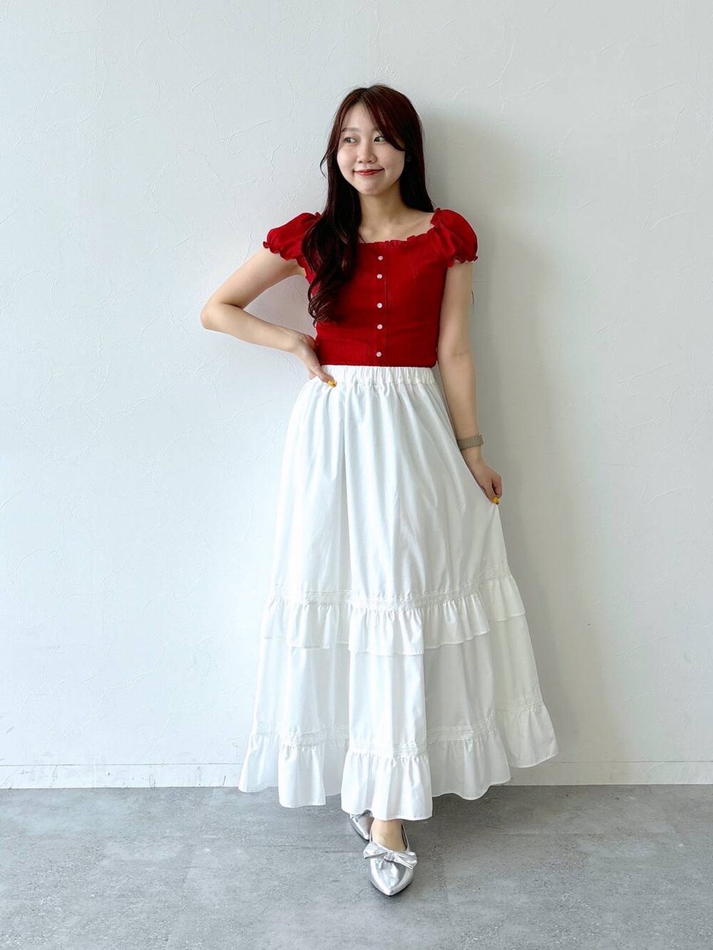 ホワイト系のスカート、その他のサンダル、レッド系のTシャツ/カットソーを着用したレディースの夏コーディネートの2枚目の写真