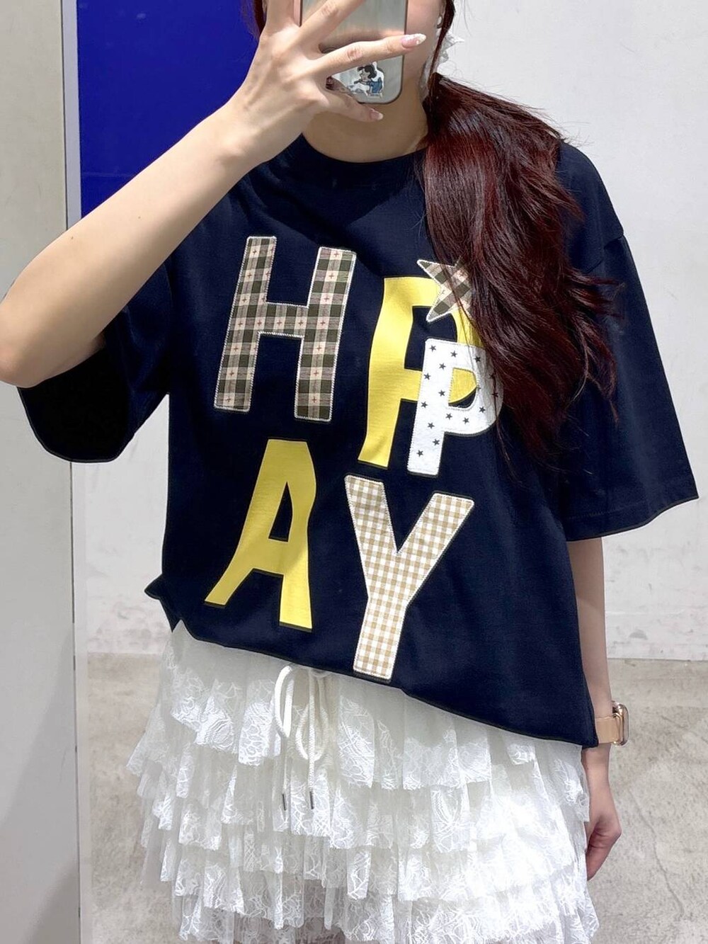 ホワイト系のその他パンツ、ホワイト系のその他パンツ、ブルー系のTシャツ/カットソーを着用したレディースの夏コーディネートの2枚目の写真