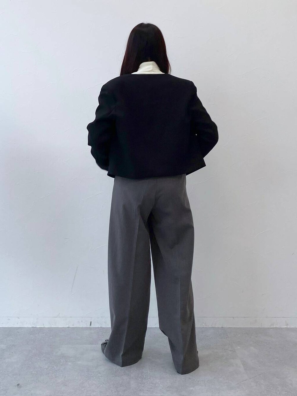 ブラック系のバレエシューズ、グレー系のスラックス、ブラック系のノーカラージャケットを着用したレディースの冬コーディネートの6枚目の写真