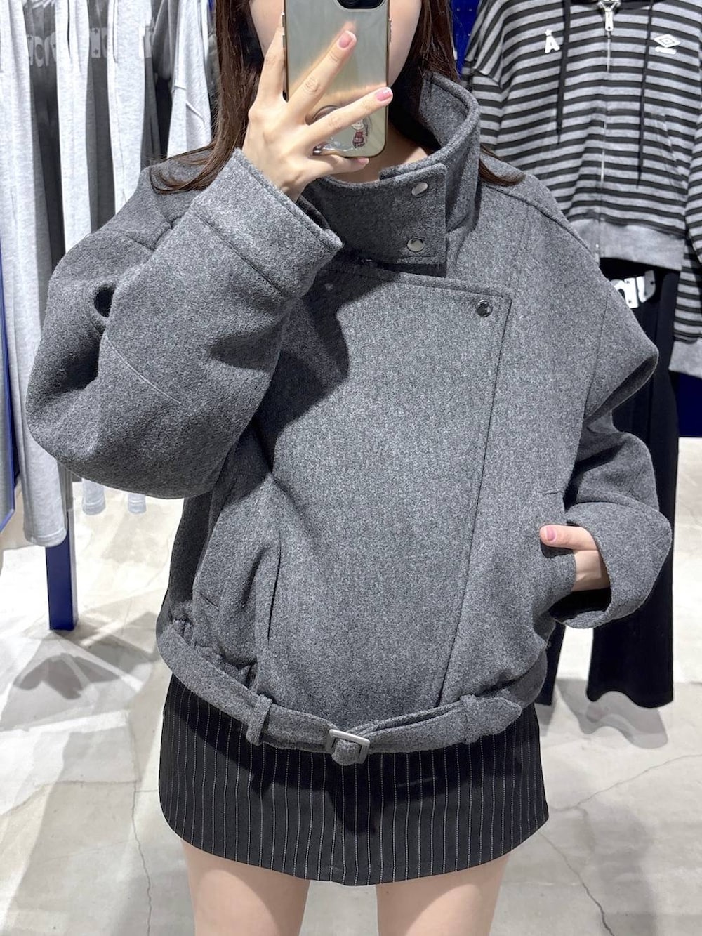 ブラック系のその他パンツ、ブラック系のブーツ、グレー系のブルゾンを着用したレディースの秋コーディネートの2枚目の写真