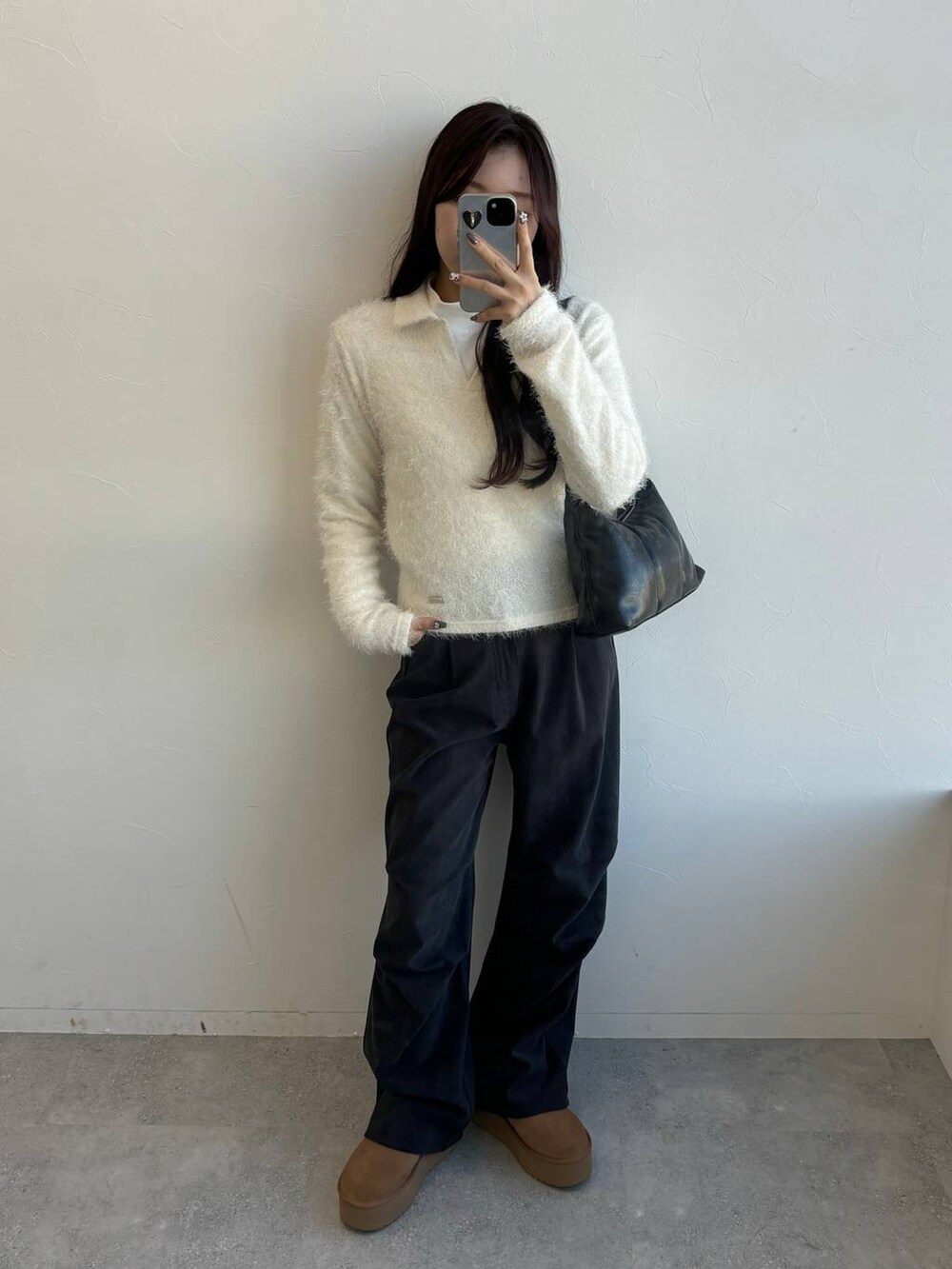 ホワイト系のTシャツ/カットソー、グレー系のその他パンツを着用したレディースの冬コーディネートの5枚目の写真