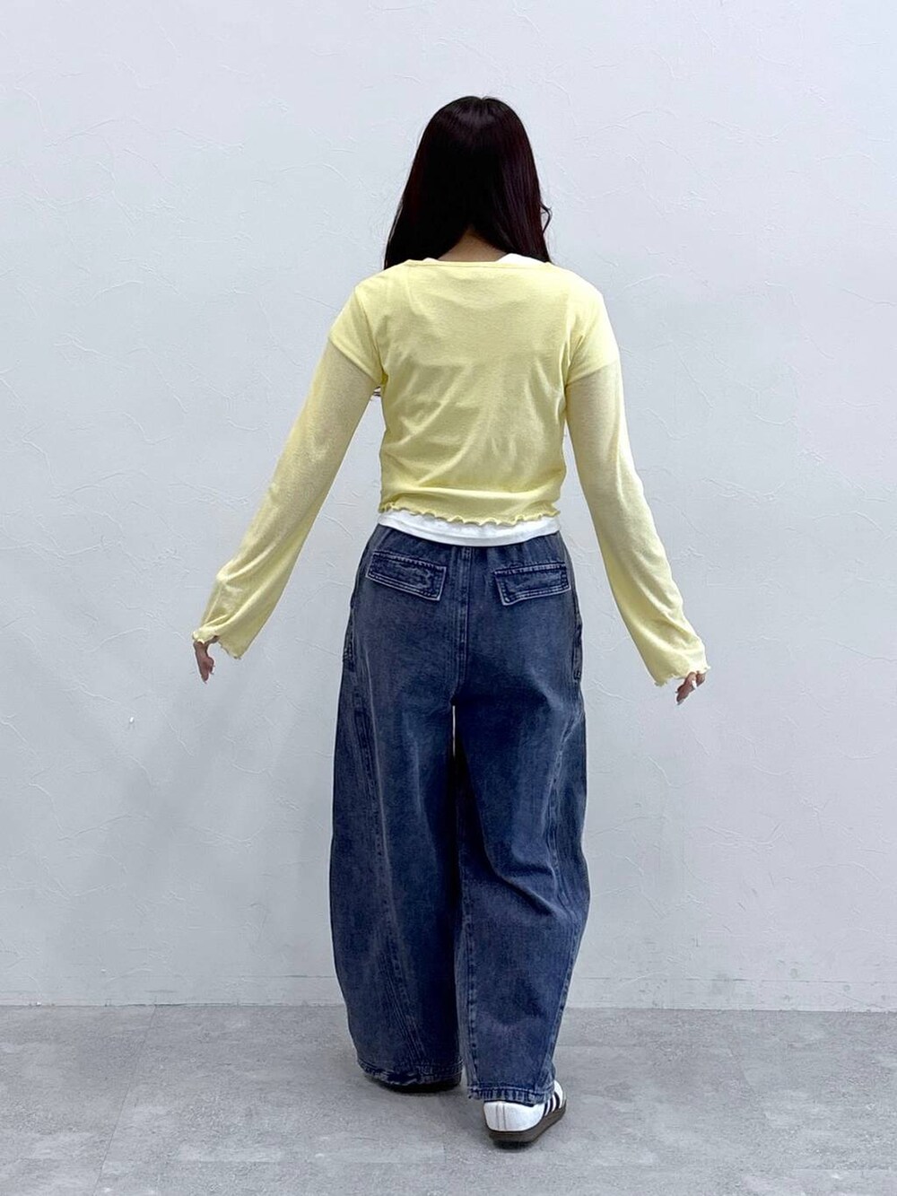 パープル系のカーゴパンツ、イエロー系のカーディガン/ボレロ、ベージュ系のTシャツ/カットソーを着用したレディースの春コーディネートの4枚目の写真