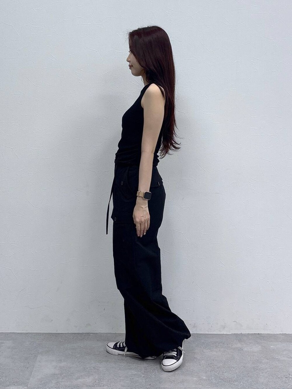 ブラック系のその他パンツ、ブラック系のTシャツ/カットソーを着用したレディースの夏コーディネートの3枚目の写真