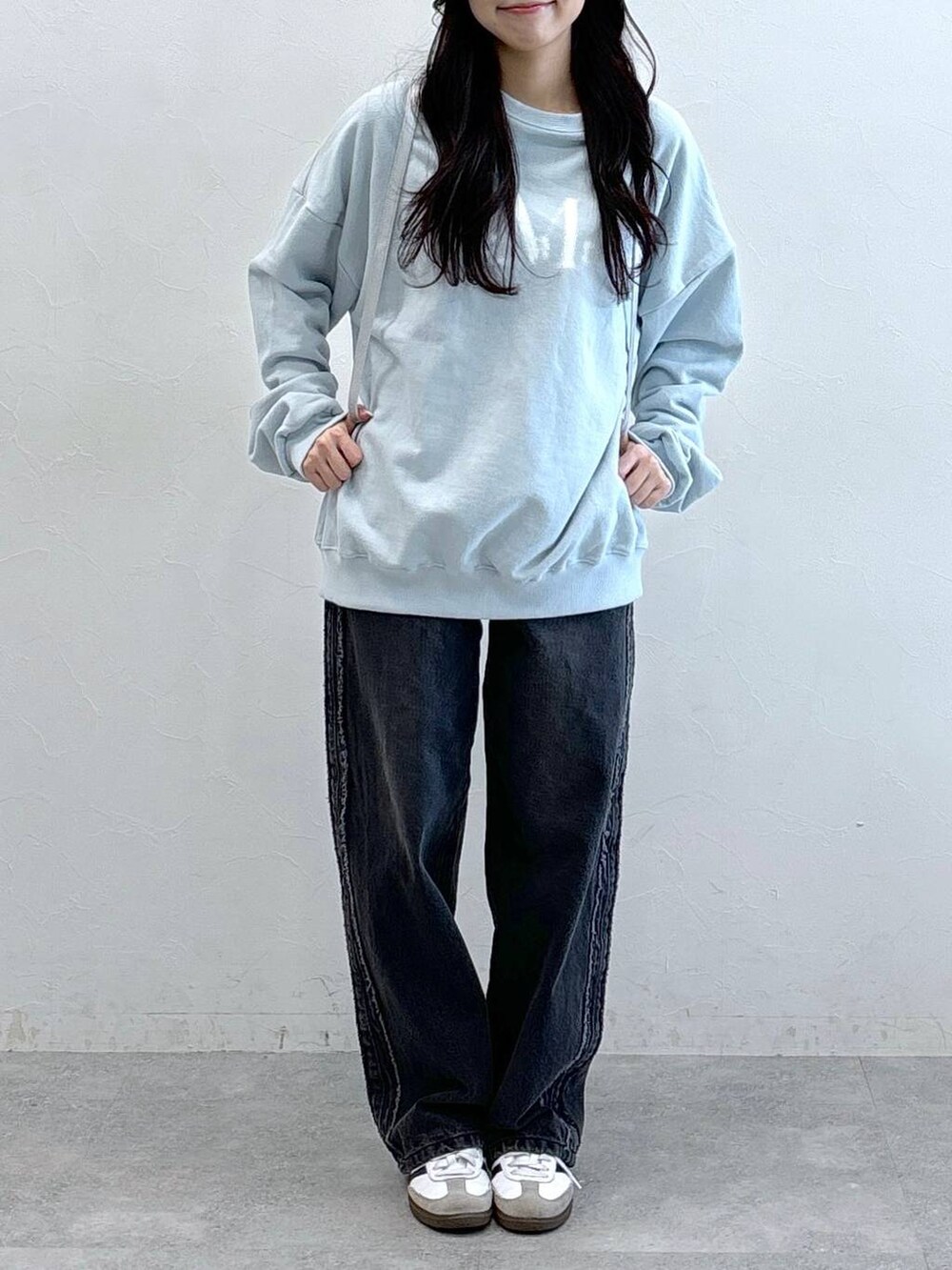 グレー系のバックパック/リュック、ブラック系のデニムパンツ、ブルー系のスウェットを着用したレディースの冬コーディネートの2枚目の写真
