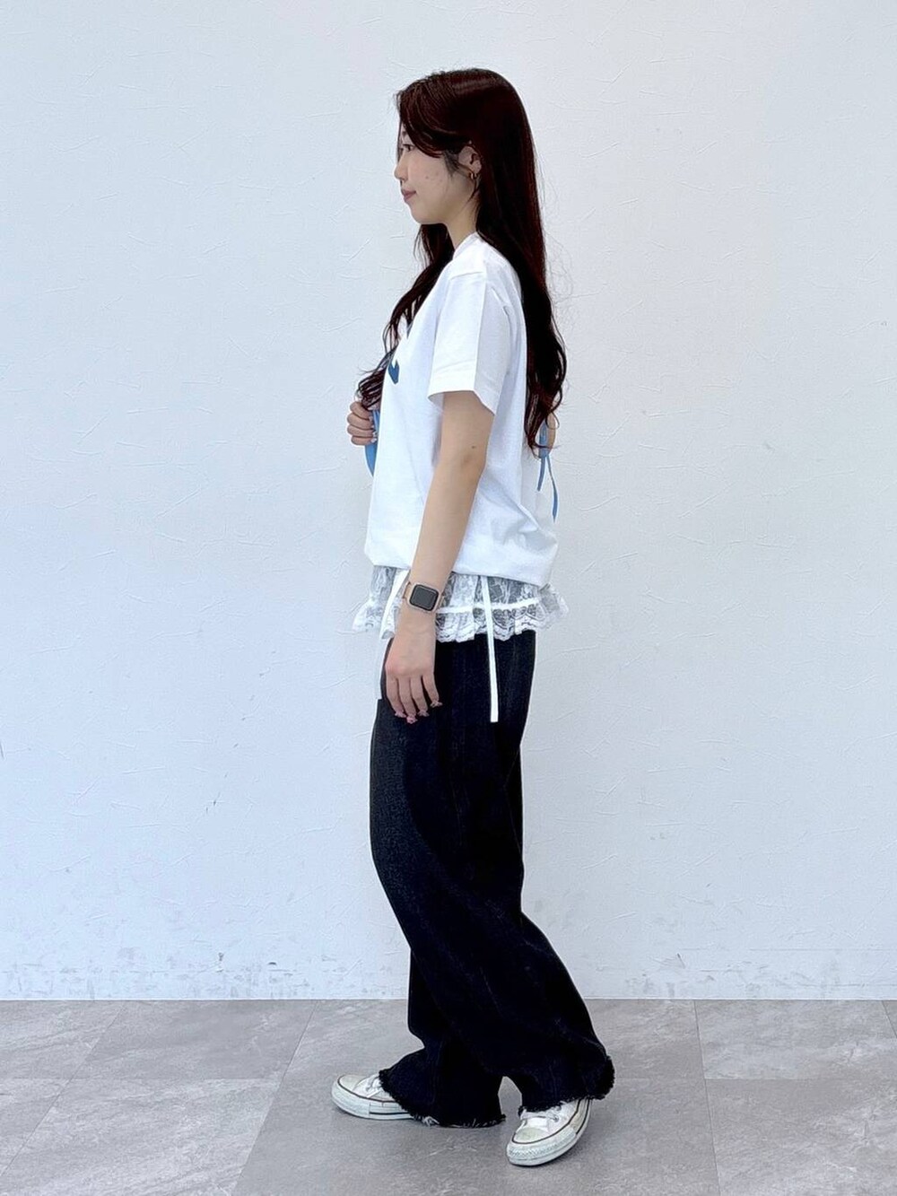 ブルー系のショルダーバッグ、ブラック系のデニムパンツ、ホワイト系のTシャツ/カットソーを着用したレディースの春コーディネートの3枚目の写真